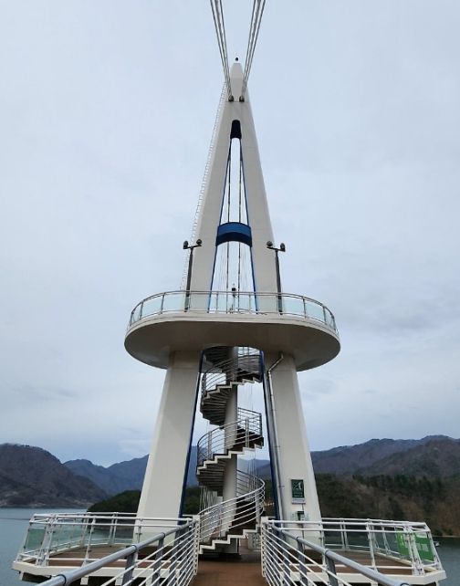 상무룡 출렁다리 전망대 유리난간 시공 사진